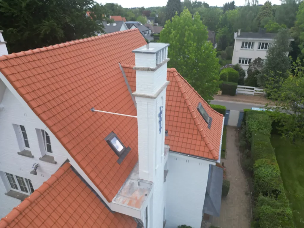 toiture-en-tuiles-a-uccle-cheminee-blanche