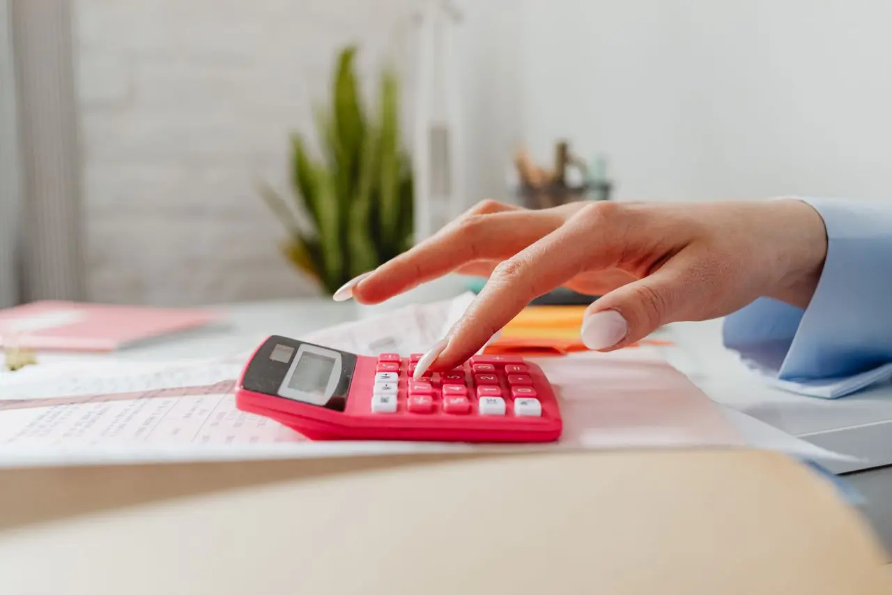 femme qui calcule avec une calculatrice